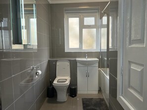 A bathroom with a toilet, sink, and mirror. - Modern Executive 2-bed Apartment in London (London)