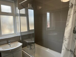 Departamento | Baño | Tina con regadera, tina profunda, amenidades de baño gratuitas, toallas 