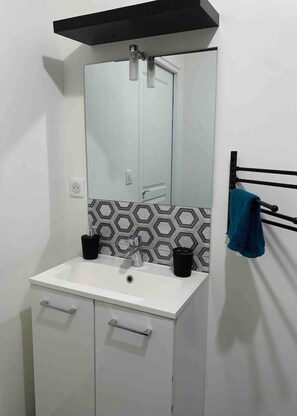 シャワー、ヘアドライヤー、タオル、トイレットペーパー
