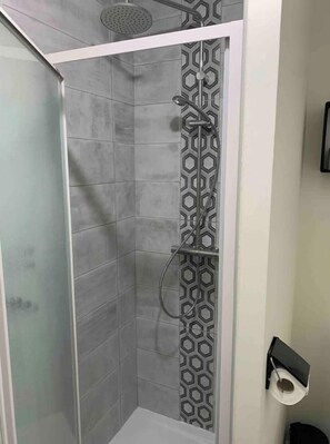 Douche, sĂšche-cheveux, serviettes fournies, papier toilette