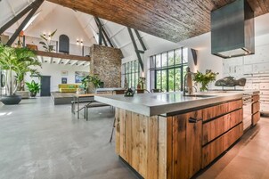 Deluxe Villa, 3 Bedrooms, Non Smoking, Bathtub | Private kitchen | Full-size fridge, microwave, oven, stovetop