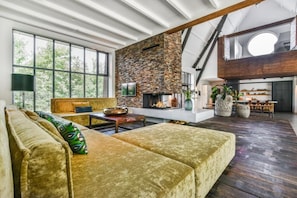 Deluxe Villa, 3 Bedrooms, Non Smoking, Bathtub | Living area | TV