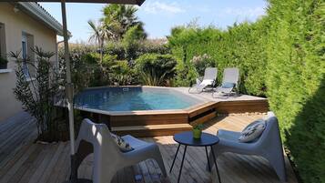 Een buitenzwembad en een verwarmd zwembad