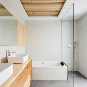 Haartrockner, Handtücher, Seife, Shampoo