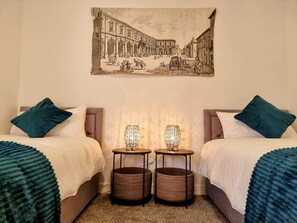 2 bedrooms, WiFi, bed sheets - Cute Lion Cottage in Egham -Heathrow- 6 Guests (Egham)