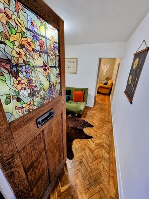 Interior - Cute Lion Cottage in Egham -Heathrow- 6 Guests (Egham)