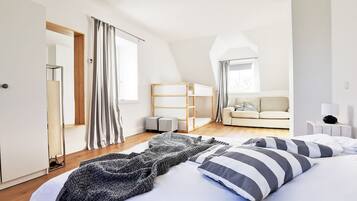 2 Schlafzimmer, Schreibtisch, Bügeleisen/Bügelbrett, Reisekinderbett