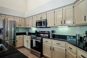 Refrigerador, microondas, horno, placa de cocina