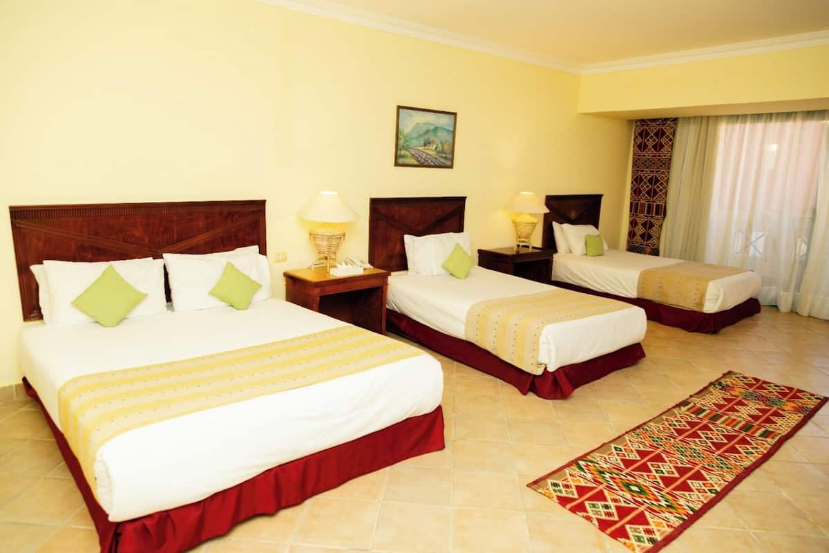 Habitación triple estándar | Ropa de cama de alta calidad, minibar, cortinas opacas y ropa de cama