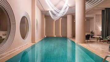 Una piscina cubierta
