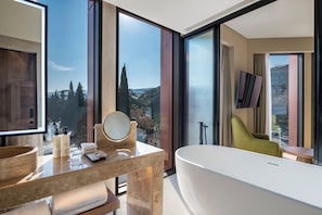 Swiss, Habitación Deluxe, 1 cama matrimonial | Baño | Regadera, amenidades de baño ecológicas, secadora de cabello, batas