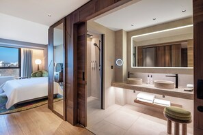 Premium bedding, minibar, in-room safe, desk - Swissôtel Tbilisi (Tbilisi)