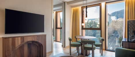 Suite | Living room | 43-inch flat-screen TV with satellite channels, TV