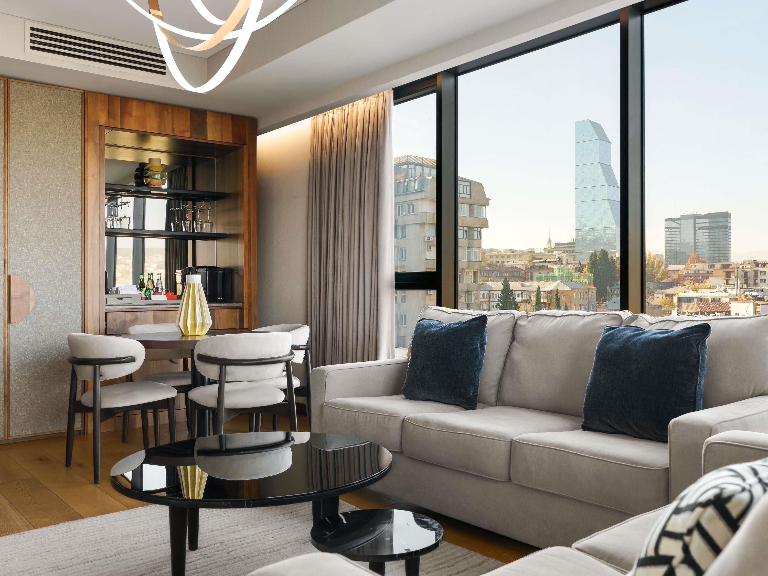 Swiss, Suite Eksekutif, 1 Tempat Tidur King, teras | Seprai premium, minibar, brankas, dan meja kerja