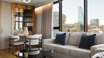 Swiss, Suite Eksekutif, 1 Tempat Tidur King, teras | Seprai premium, minibar, brankas, dan meja kerja