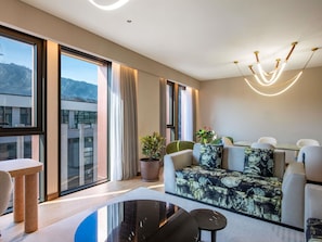 1 غرفة نوم وأغطية فراش متميزة وميني بار وخزنة داخل الغرفة