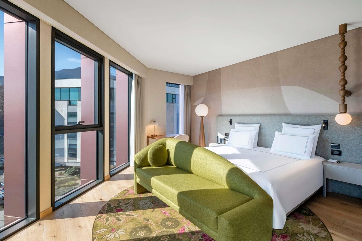 Swiss, Deluxe kamer, 1 tweepersoonsbed | Luxe beddengoed, een minibar, een kluis op de kamer, een bureau