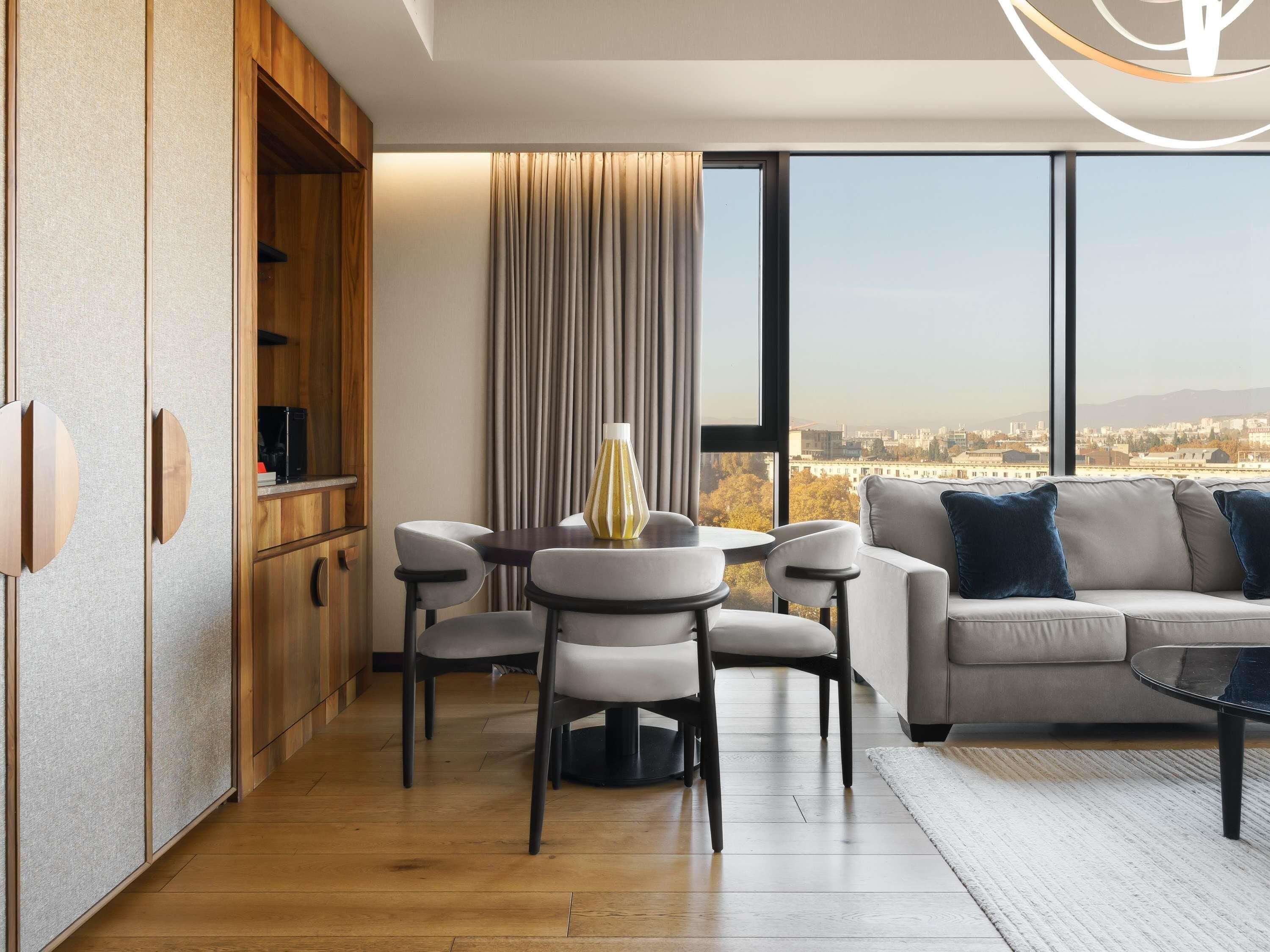 Swiss, Executive Suite, 1 King Bed, Terrace | Premium bedding, minibar, in-room safe, desk