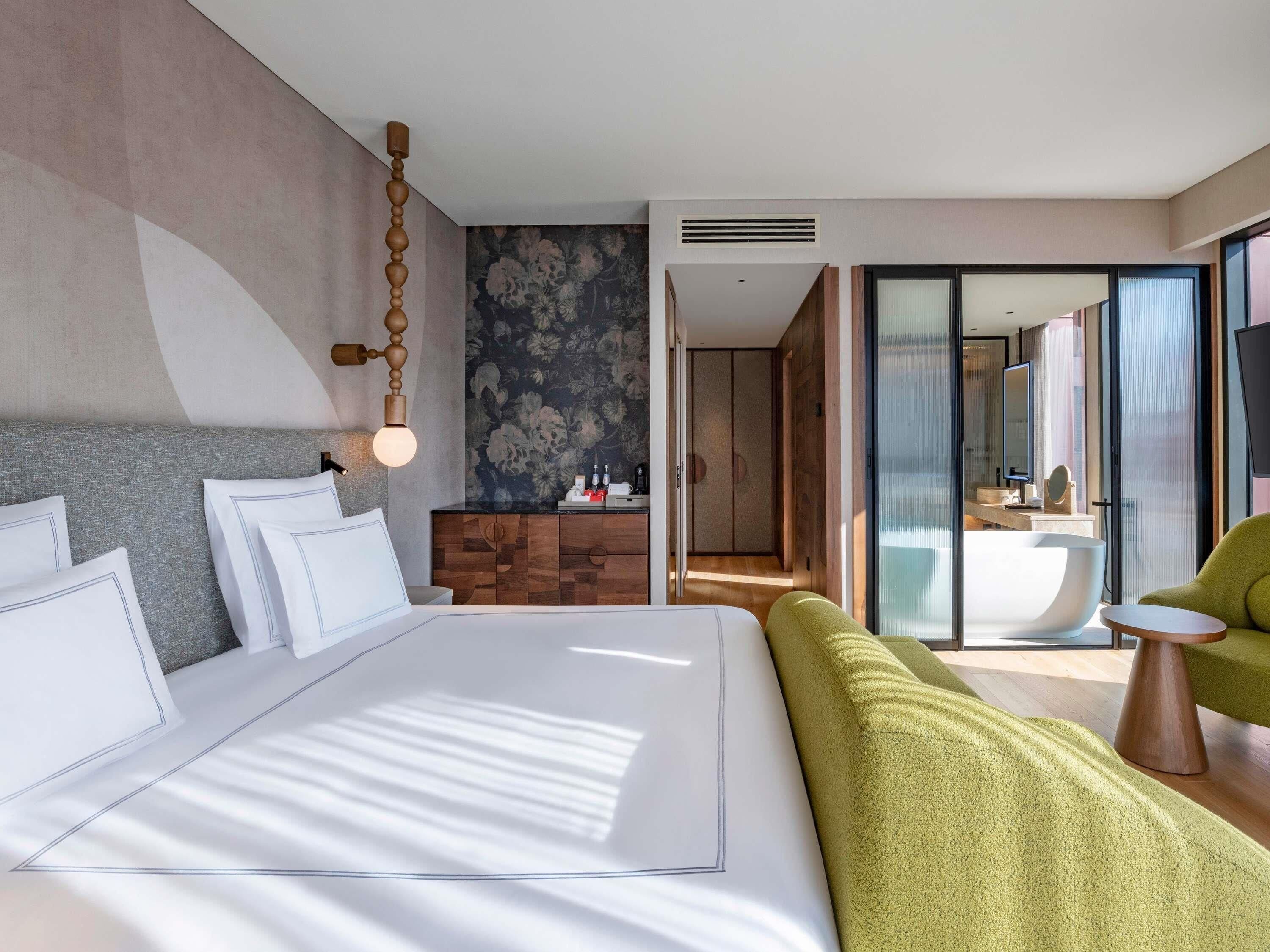 Swiss, Deluxe Room, 1 Double Bed | Premium bedding, minibar, in-room safe, desk