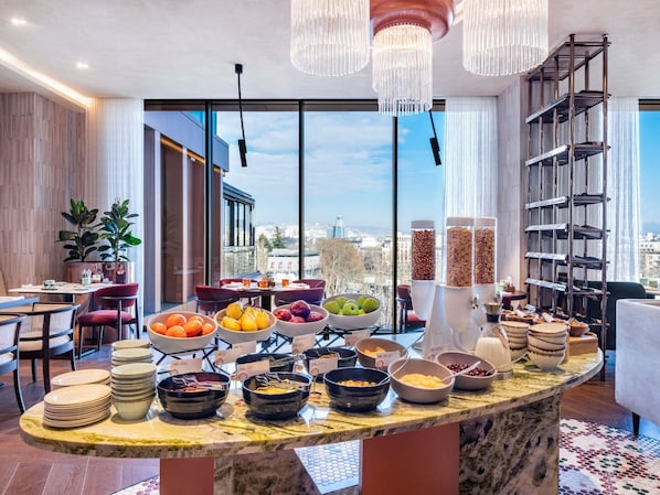 Petit déjeuner buffet (75 GEL par personne)