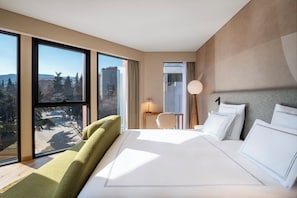 Swiss, Habitación Deluxe, 1 cama matrimonial | 1 habitación, ropa de cama de alta calidad y minibar