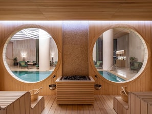 Una piscina cubierta