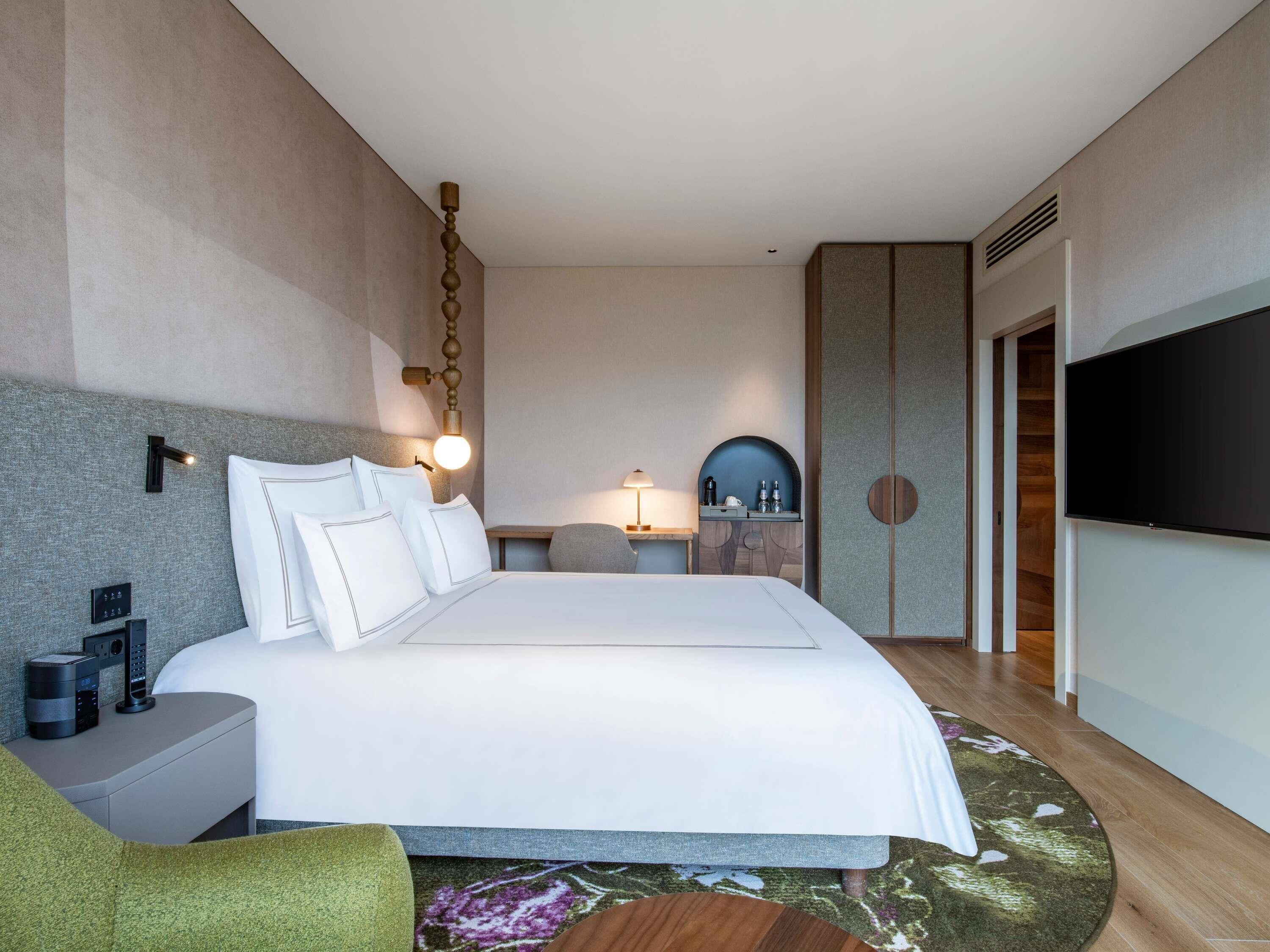 Swiss, Superior Room, 1 Queen Bed | Premium bedding, minibar, in-room safe, desk