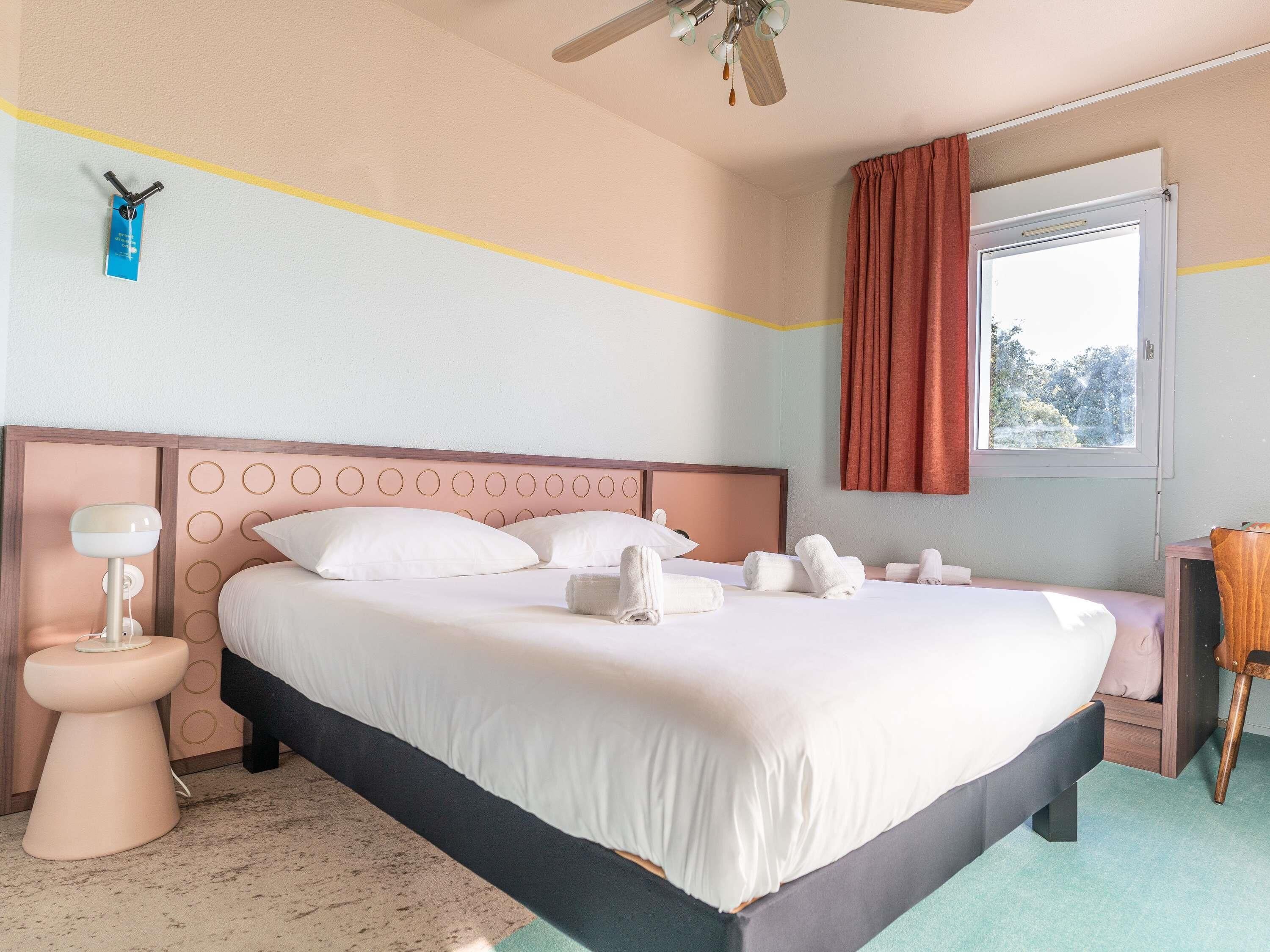 Desk, soundproofing, free WiFi