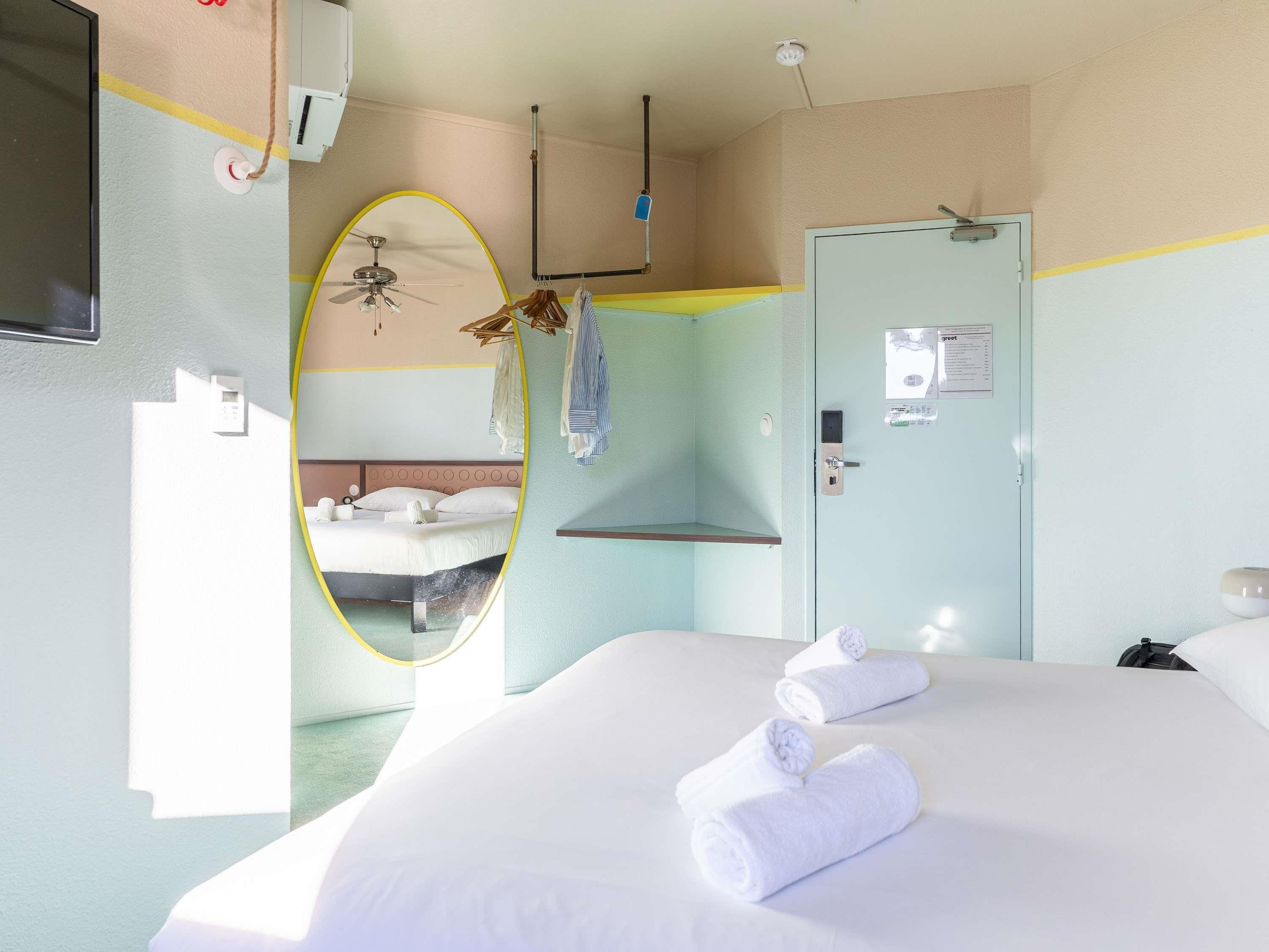 Bàn, phòng cách âm, truy cập Internet không dây miễn phí 