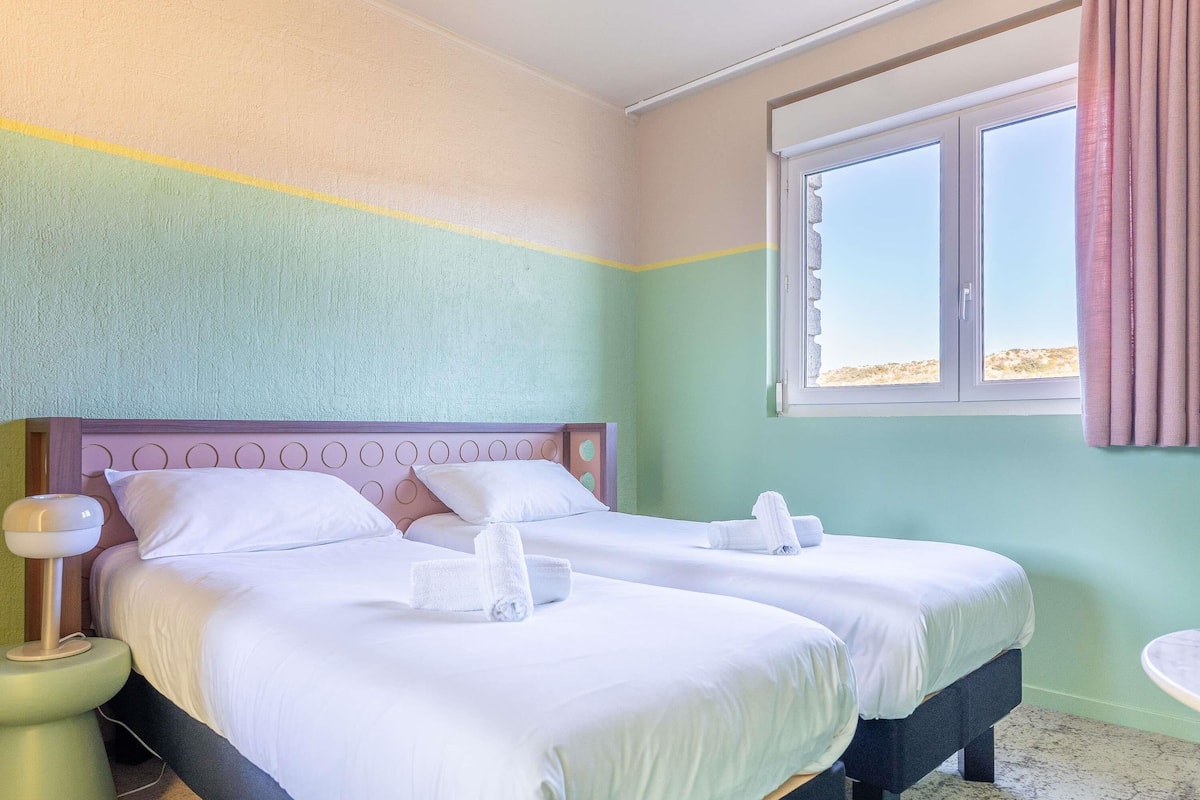 Desk, soundproofing, free WiFi