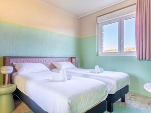 Eenvoudige kamer, 2 eenpersoonsbedden (Pop) | Een bureau, geluiddichte muren, een strijkplank/strijkijzer, gratis wifi