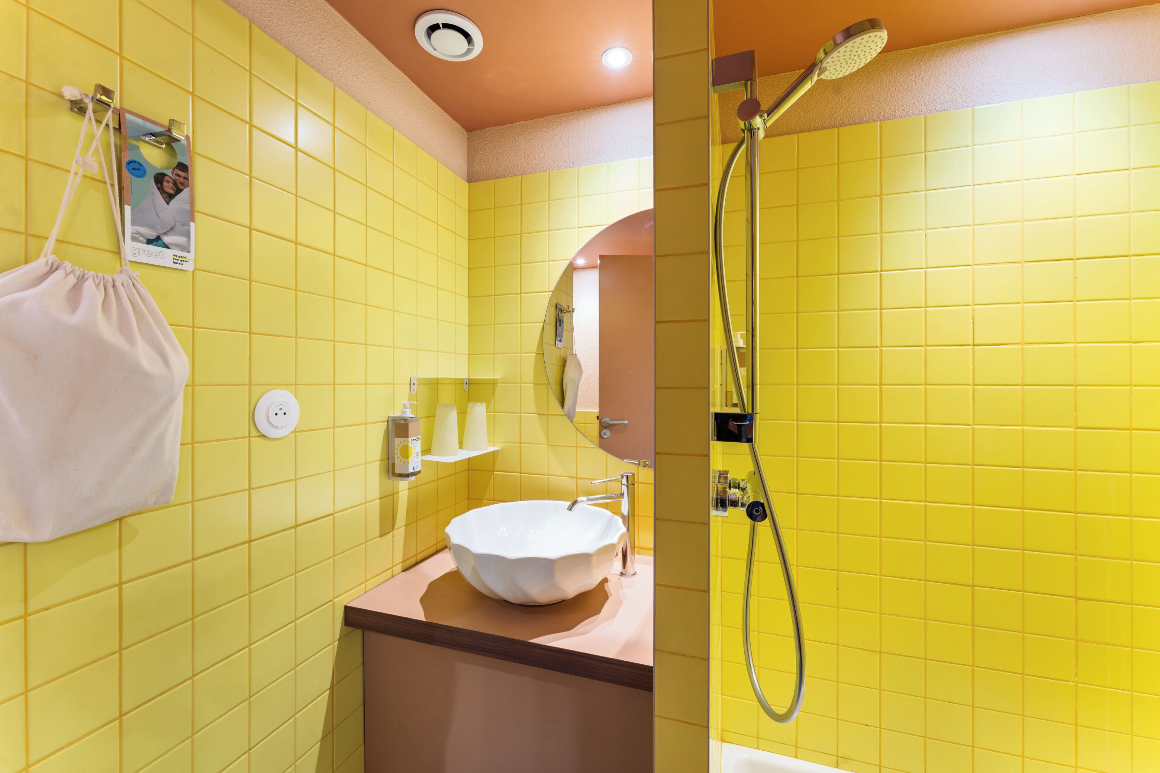 Een douche, een haardroger, handdoeken, zeep
