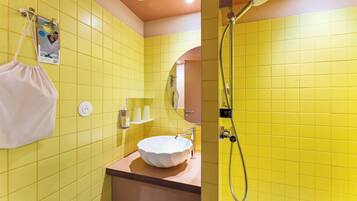 Een douche, een haardroger, handdoeken, zeep