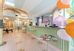 Reception - ibis Styles Pont du Gard (Estezargues)