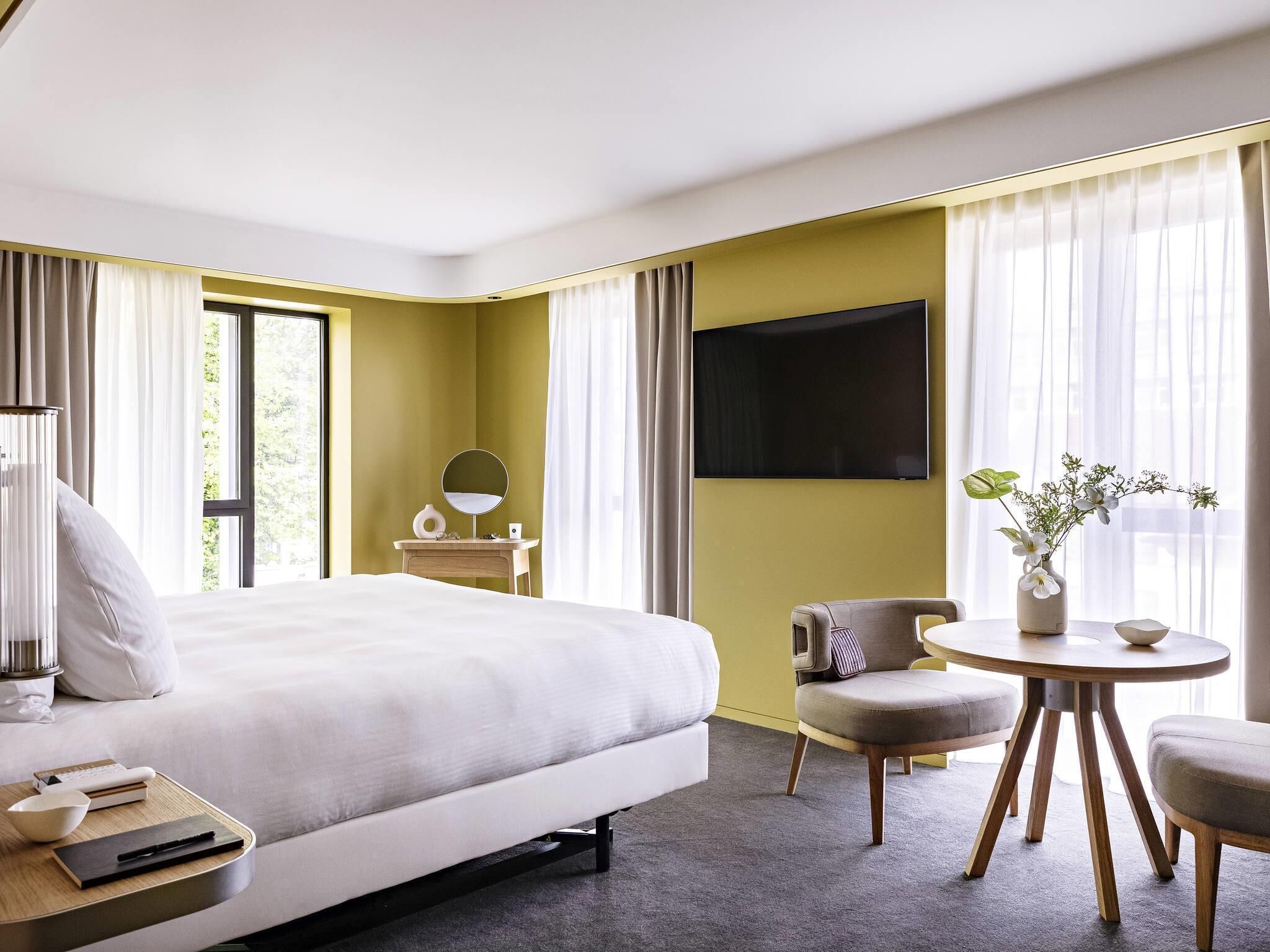Junior-Suite, 1 King-Bett | Hochwertige Bettwaren, kostenlose Minibar, Zimmersafe, Schreibtisch