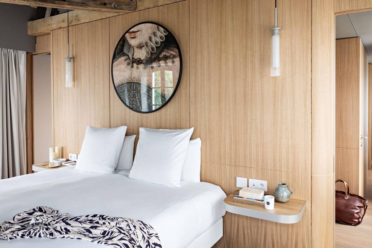 Suite, 1 Tempat Tidur King (Margot) | Seprai premium, minibar gratis, brankas, dan meja kerja