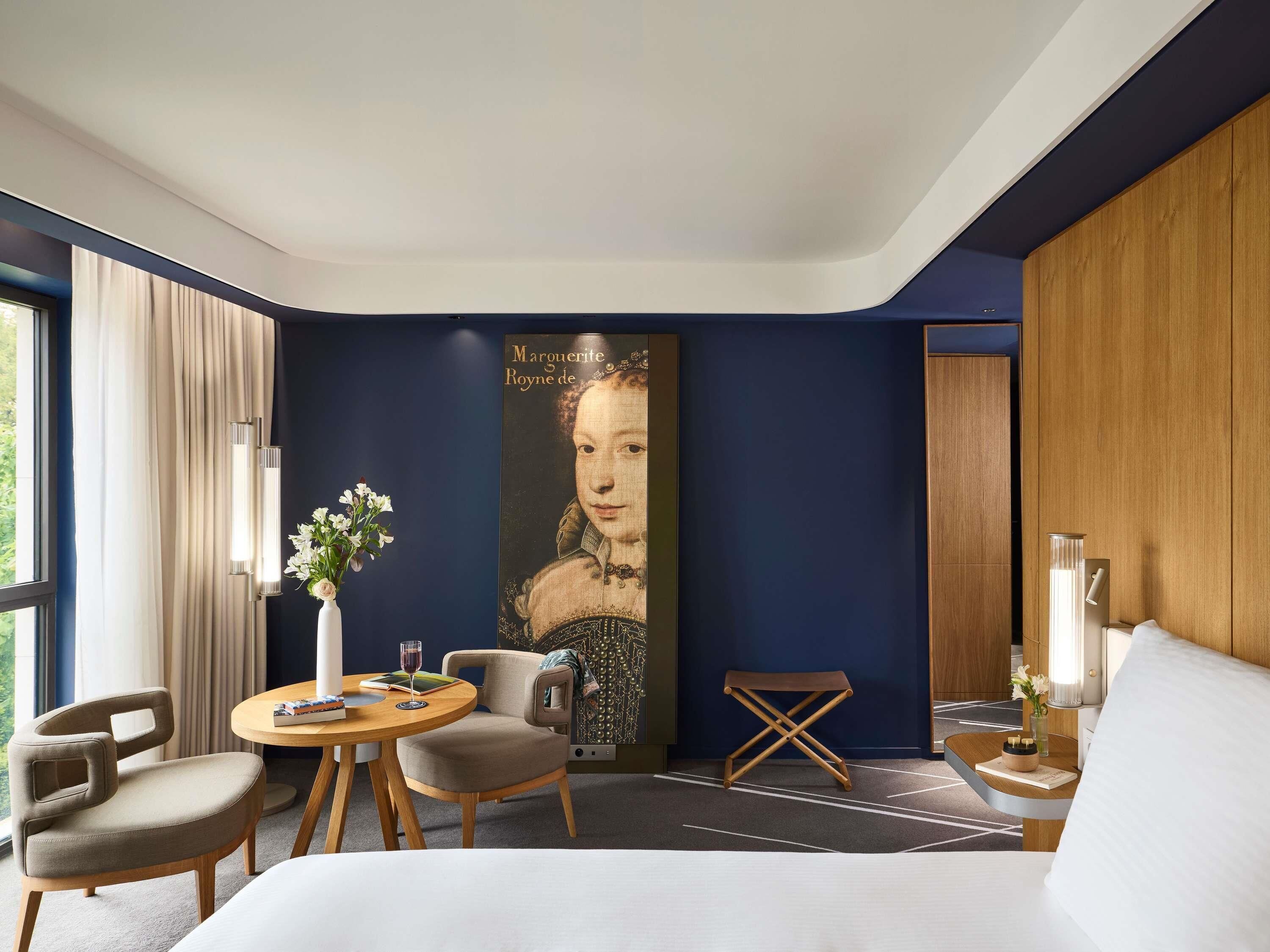 Junior-Suite, 1 King-Bett, Turm (Eiffel Tower View) | Hochwertige Bettwaren, kostenlose Minibar, Zimmersafe, Schreibtisch
