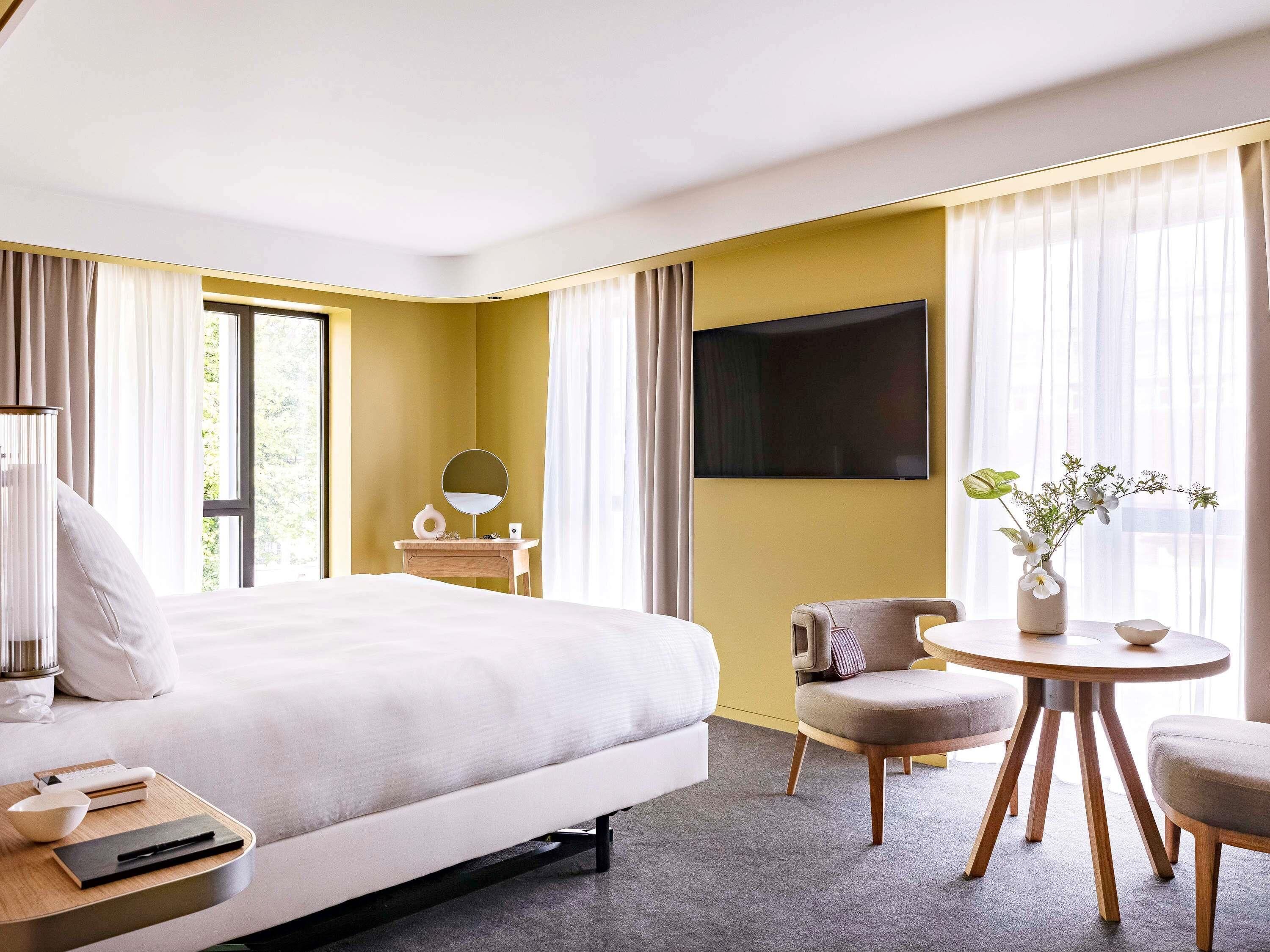 Premium bedding, free minibar, in-room safe, desk