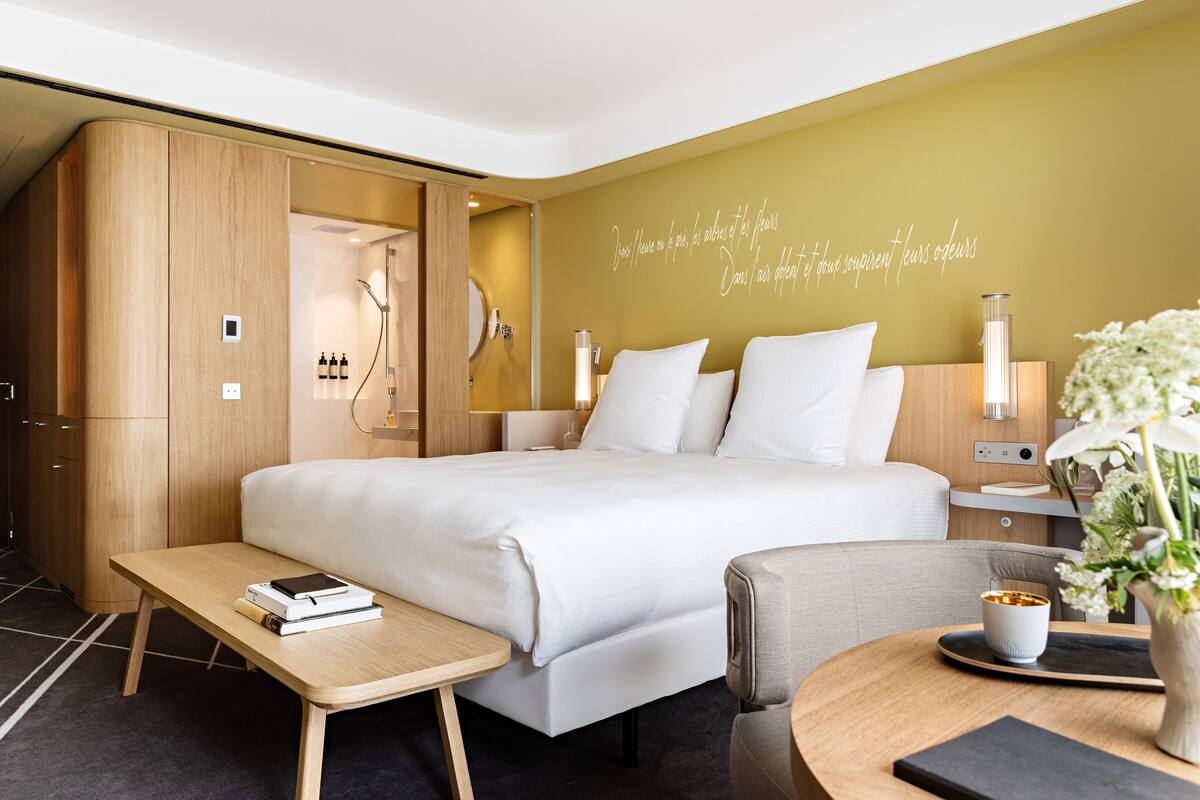 Kamar Twin Superior, 1 Tempat Tidur Queen | Seprai premium, minibar gratis, brankas, dan meja kerja