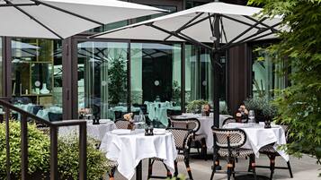 Petit déjeuner, déjeuner, dîner et brunch servis sur place