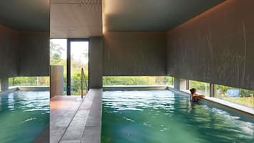 Piscina interna, funciona das 7h às 22h, espreguiçadeiras