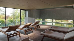 Hồ bơi trong nhà, mở cửa từ 7:00 đến 22:00, ghế dài tắm nắng 