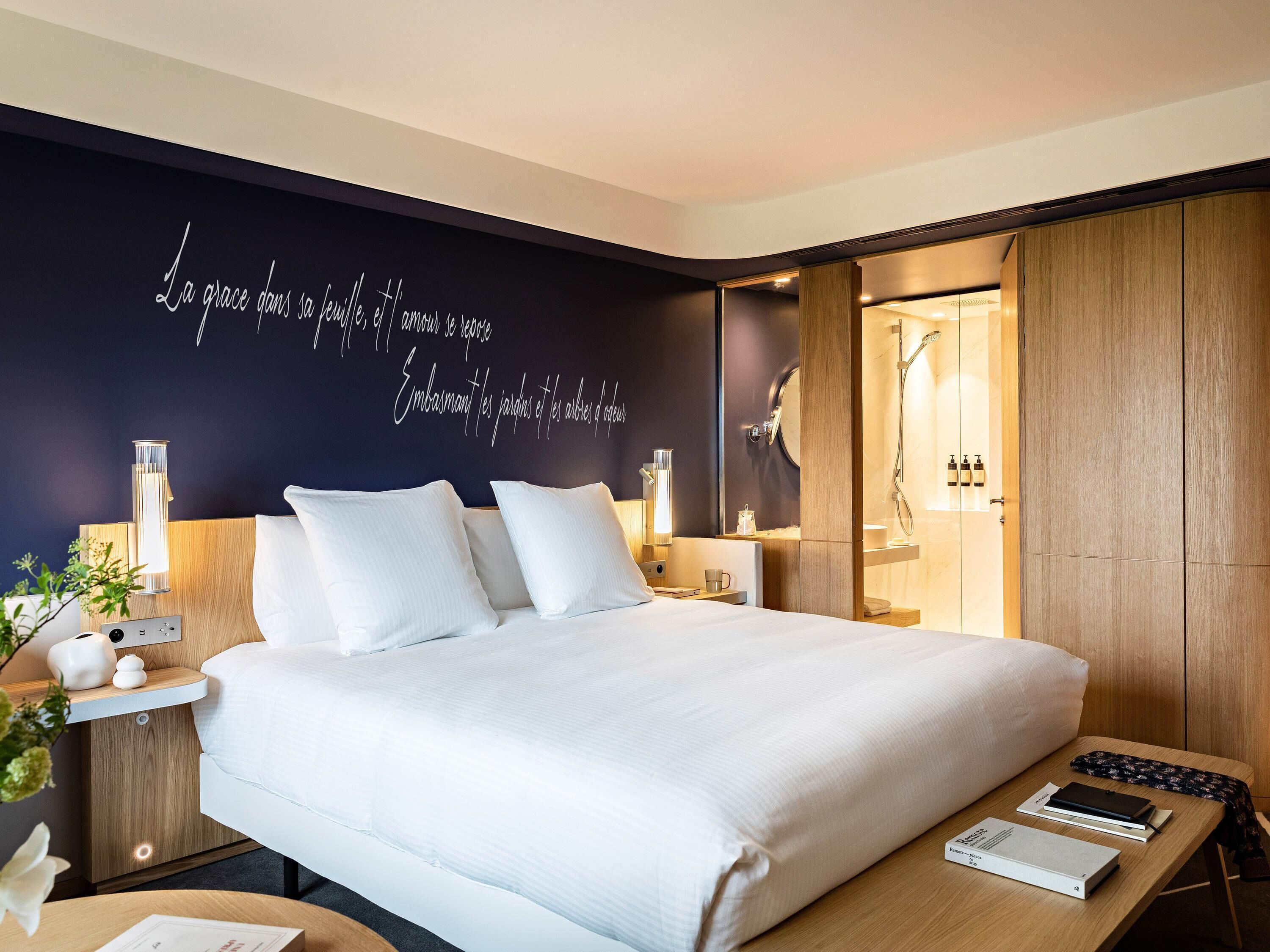 Chambre Deluxe, 1 très grand lit, vue jardin, dans la tour | Literie de qualité supérieure, articles gratuits dans le mini-bar