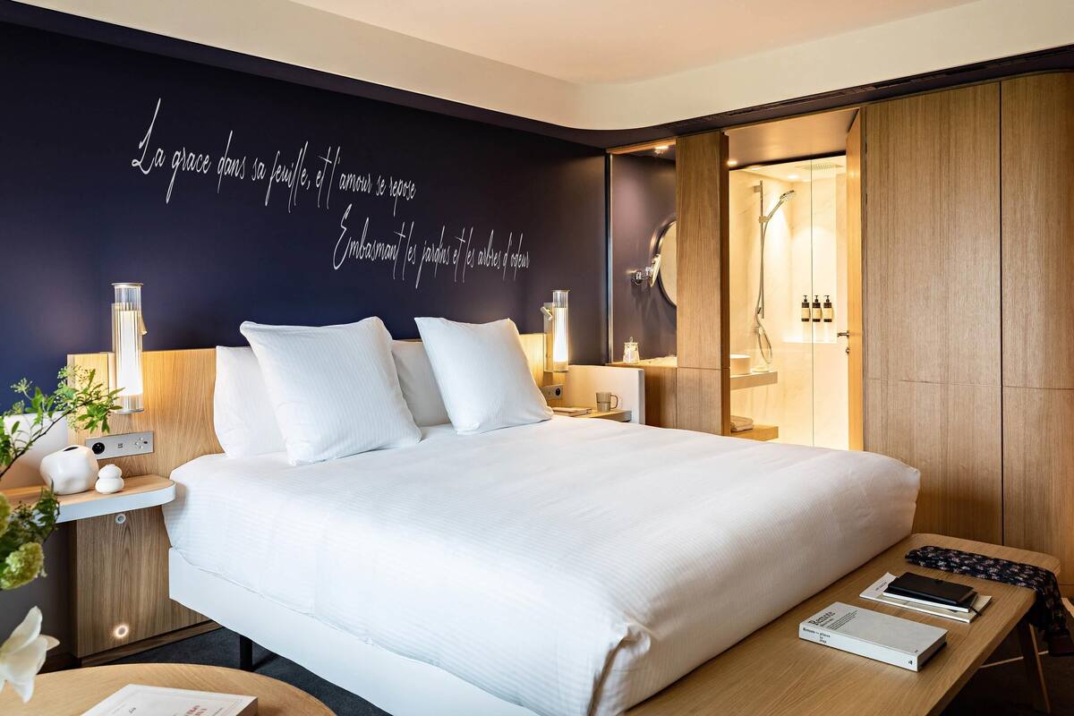 Kamar Deluks, 1 Tempat Tidur King, pemandangan kebun, menara | Seprai premium, minibar gratis, brankas, dan meja kerja