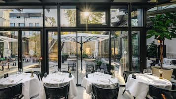 Breakfast, lunch and dinner served