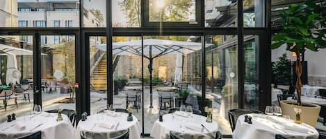 تقديم الإفطار والغداء والعشاء