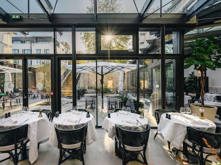 Breakfast, lunch, dinner and brunch served . Domaine de la Reine Margot Paris-Issy - MGallery Collection