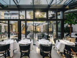 Breakfast, lunch and dinner served