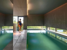 Una piscina cubierta (de 07:00 a 22:00), tumbonas