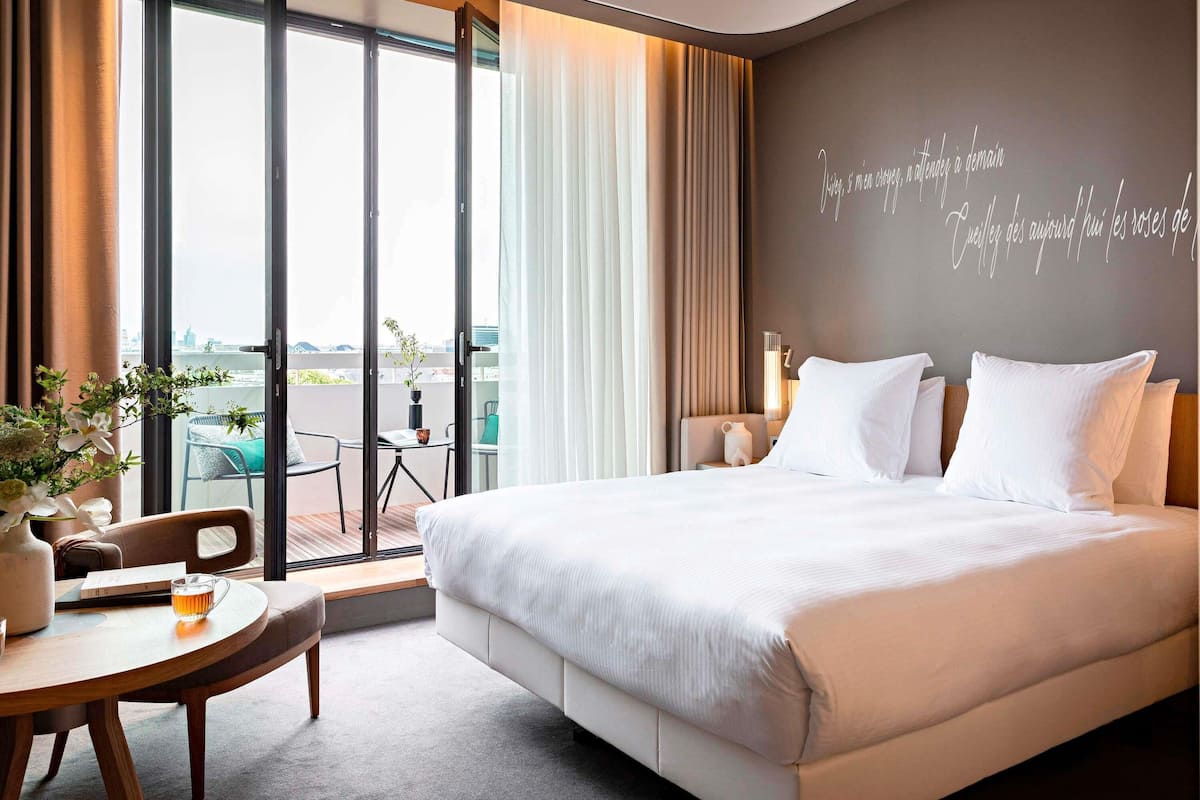 Chambre Deluxe, 1 très grand lit, balcon (Eiffel tower View) | Literie de qualité supérieure, articles gratuits dans le mini-bar